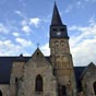 Charenton-du-Cher : L'église romane Saint-Martin a gardé sa nef, voûtée en berceau lambrisé et son chœur de la fin du XIe siècle encadrés par le clocher coiffé d'une flèche octogonale couverte d'ardoises et les chapelles du XVe au XIIe siècle.